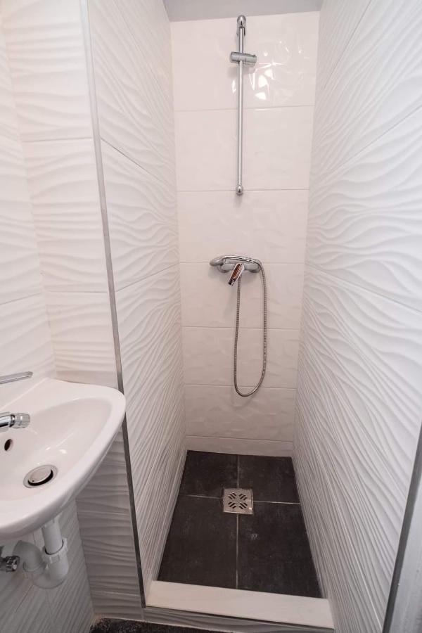 V6 By Small Apartment *