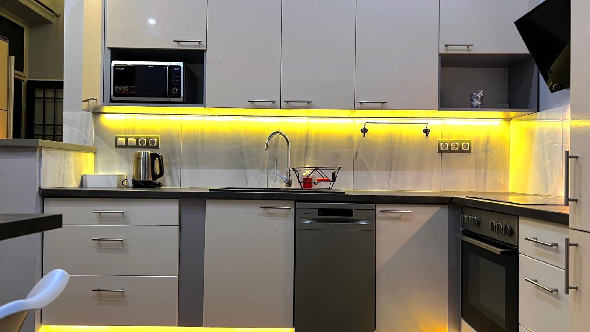 V6 By Small Apartament *